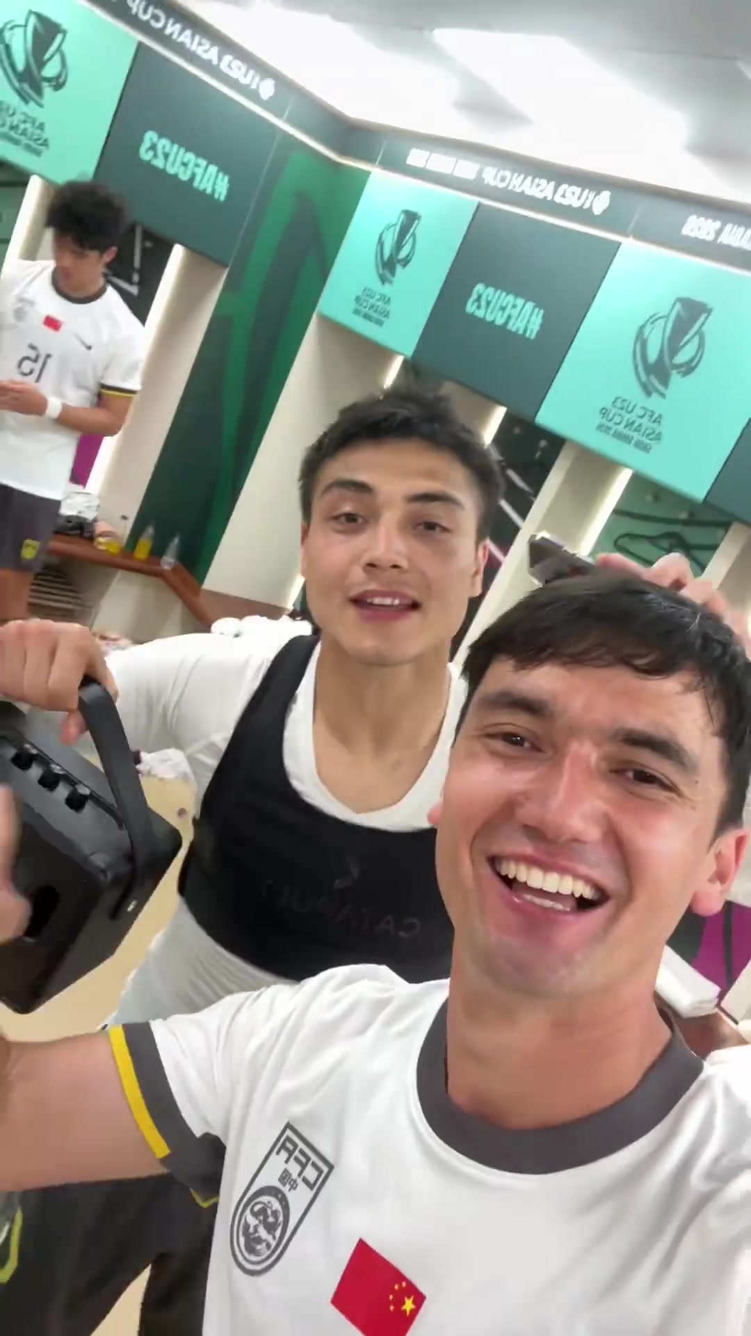 疯狂庆祝！木塔力甫晒更衣室视频并配文：计划有变 冲击决赛