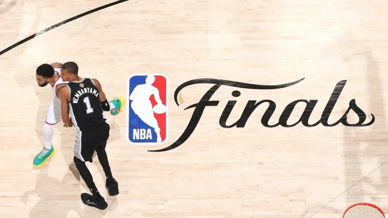 开云登录入口地址-互不相让！NBA官方晒文班亚马今日与唐斯的俯视角对位照片